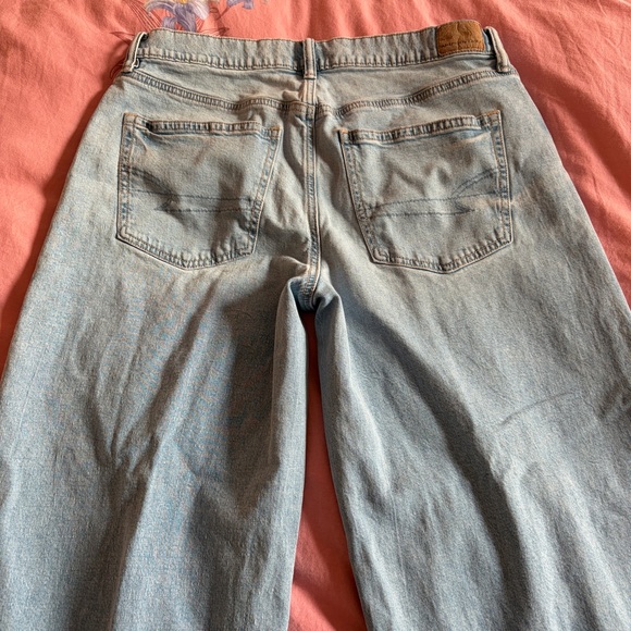 American Eagle- Dreamy Drape Strigid Low-Rise Ultra Wide-Leg Jean Light Aglow 8 - Picture 8 of 10